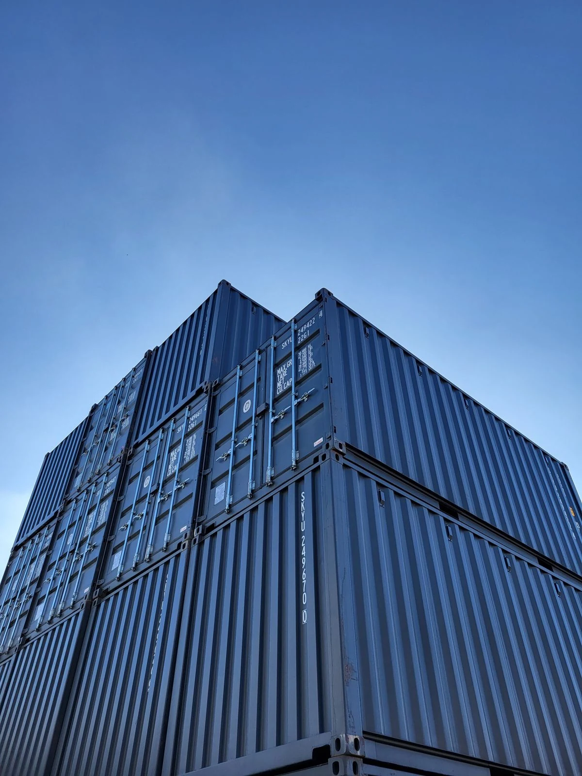 Closed cargo shipping containers